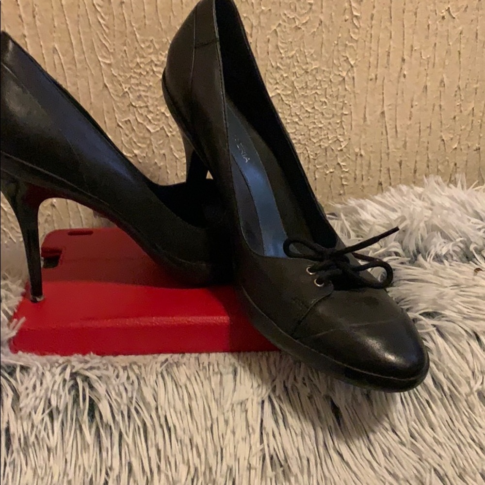 bcbg max azria pump